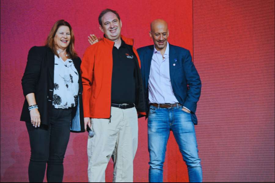 KLAUS PETERSEN RECEIVES SITECORE MVP RED JACKET