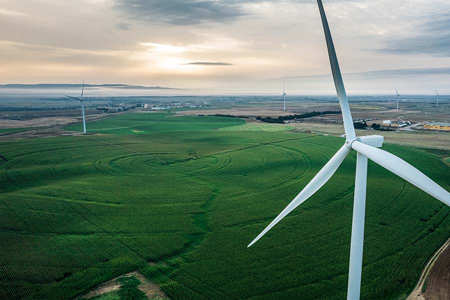 Vindmølle på grønne marker