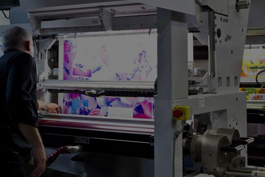 Mand arbejder på trykmaskine