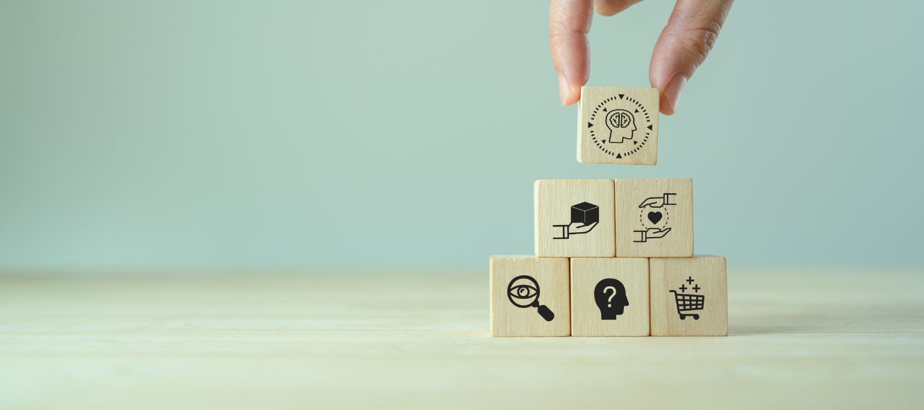 En hånd placerer en brik på fem andre brikker