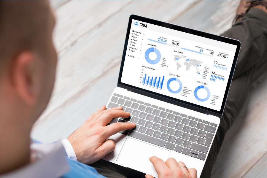 CRM dashboard på computer