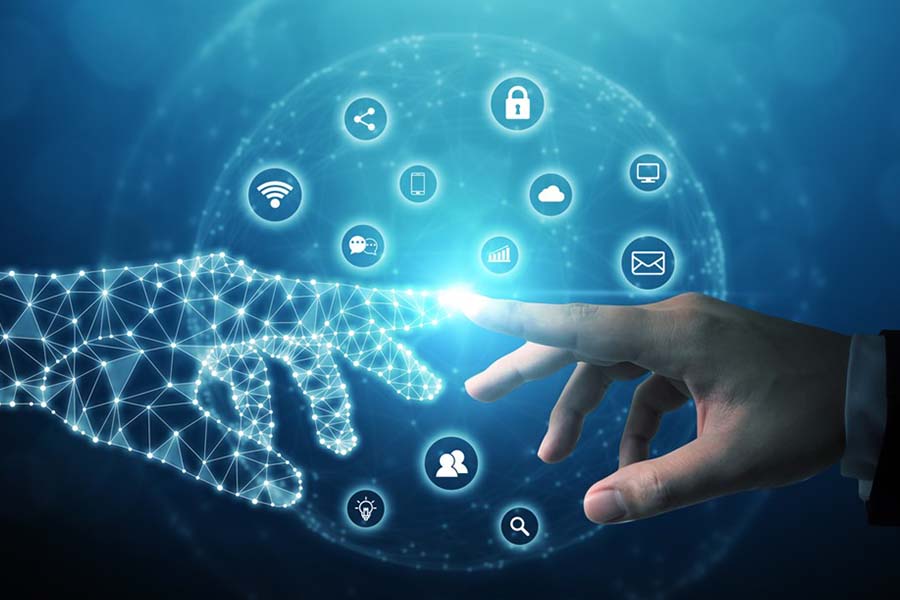 En hånd rører ved holegrammet af en anden hånd