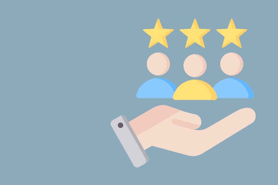 En hånd holder tre ansigter med en stjerne over hovedet