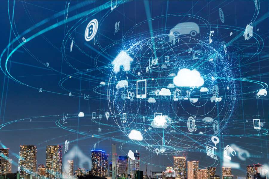 IT-systemer i en hvirvelvind i en city skyline