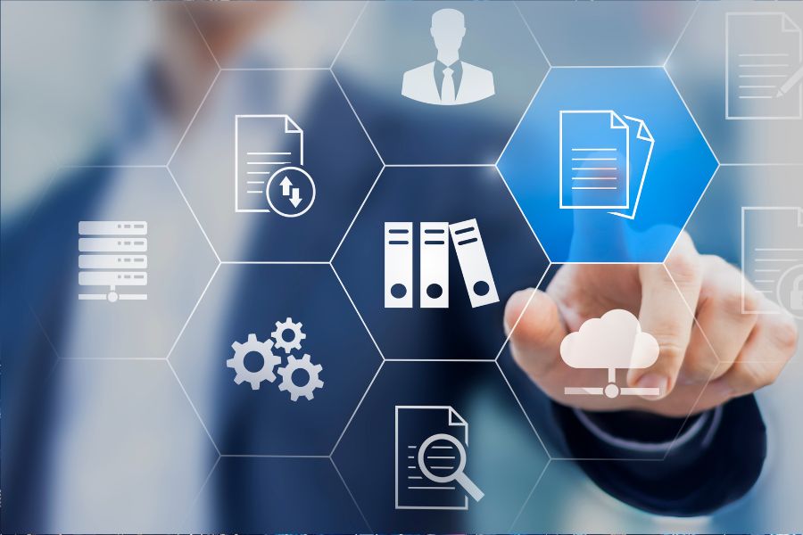 Person arbejder med produktdata på touchskærm