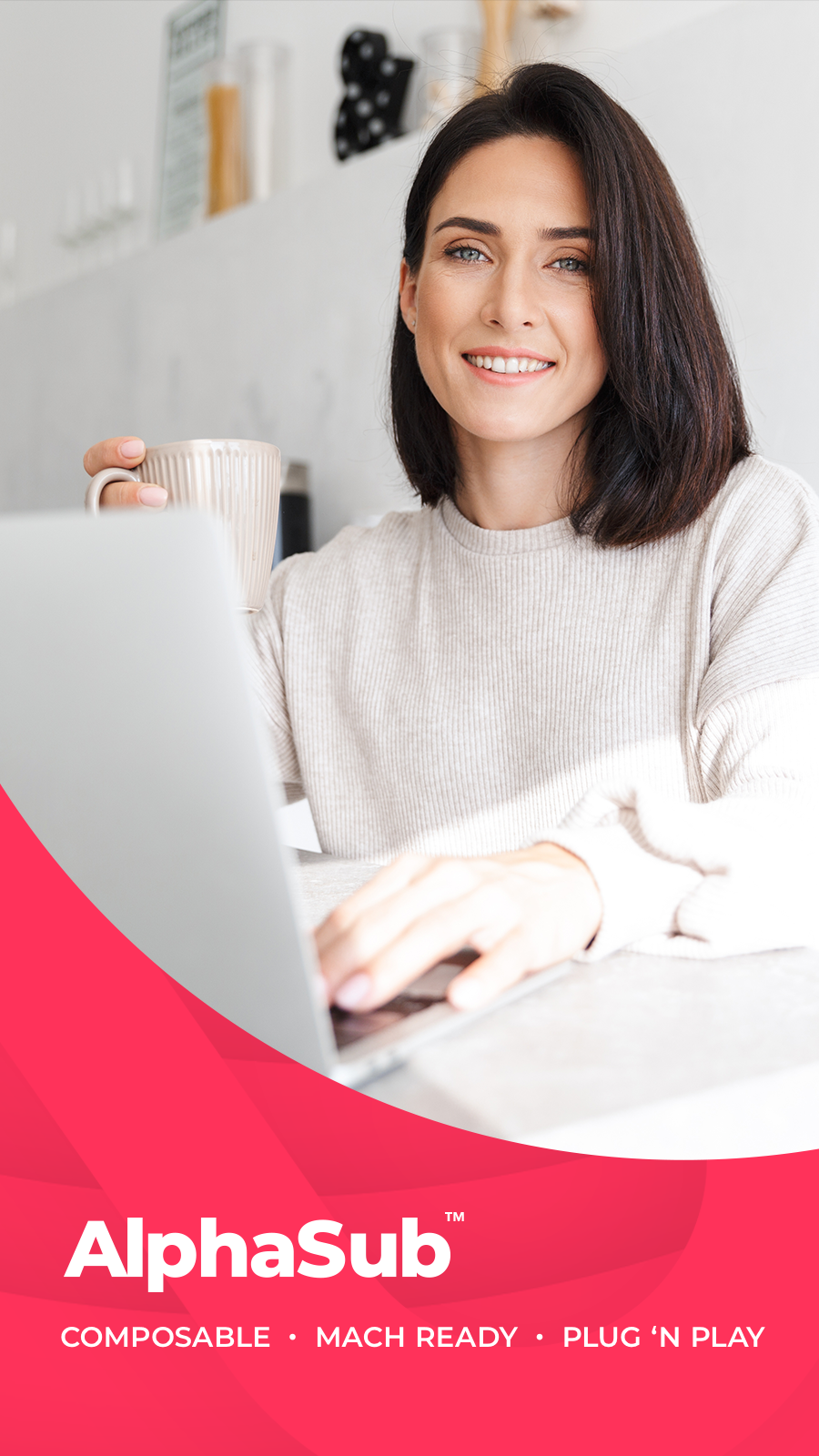 Kvinde sidder ved computeren med en kaffekop i hånden