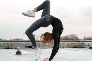Fleksibel kvinde laver gymnastik