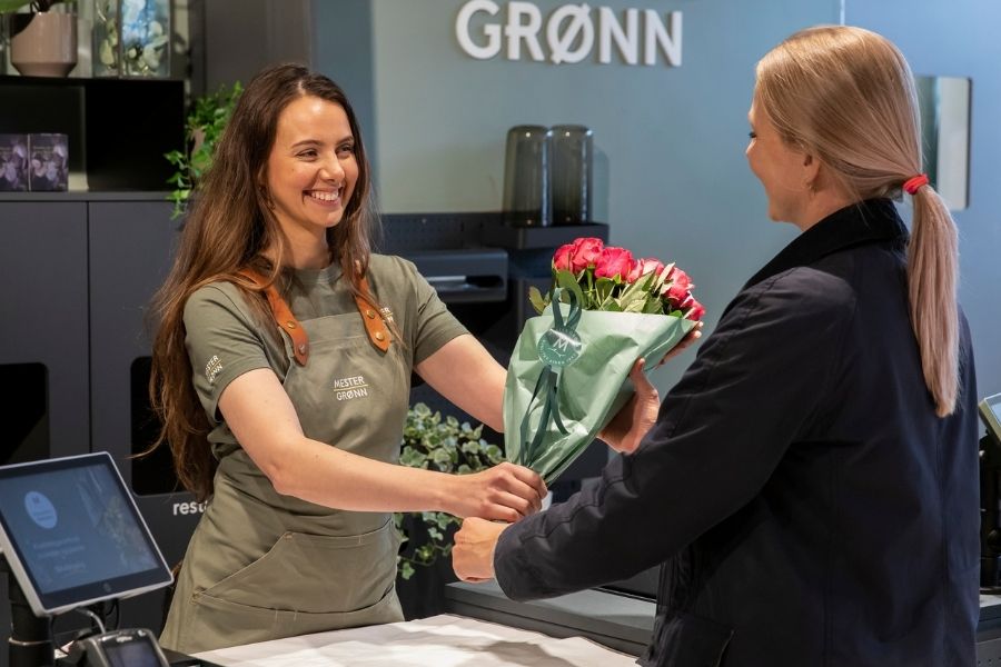 Mester Grønn Store where customer buys flowers