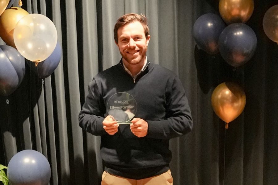 Alexandre Beguin med en Raptor Silver Partner Award