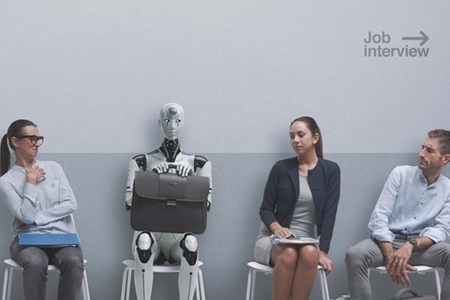 En robot og tre personer i venteværelse